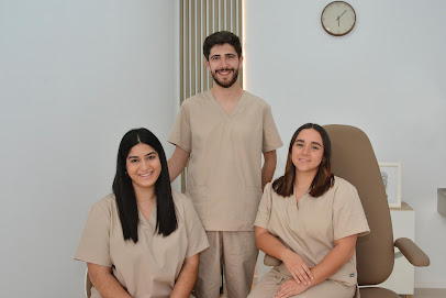 Equipo de podólogos colegiados de la Clínica Asaya en su consulta de Arrecife